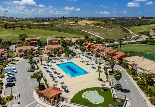 Vista aérea do resort e piscina