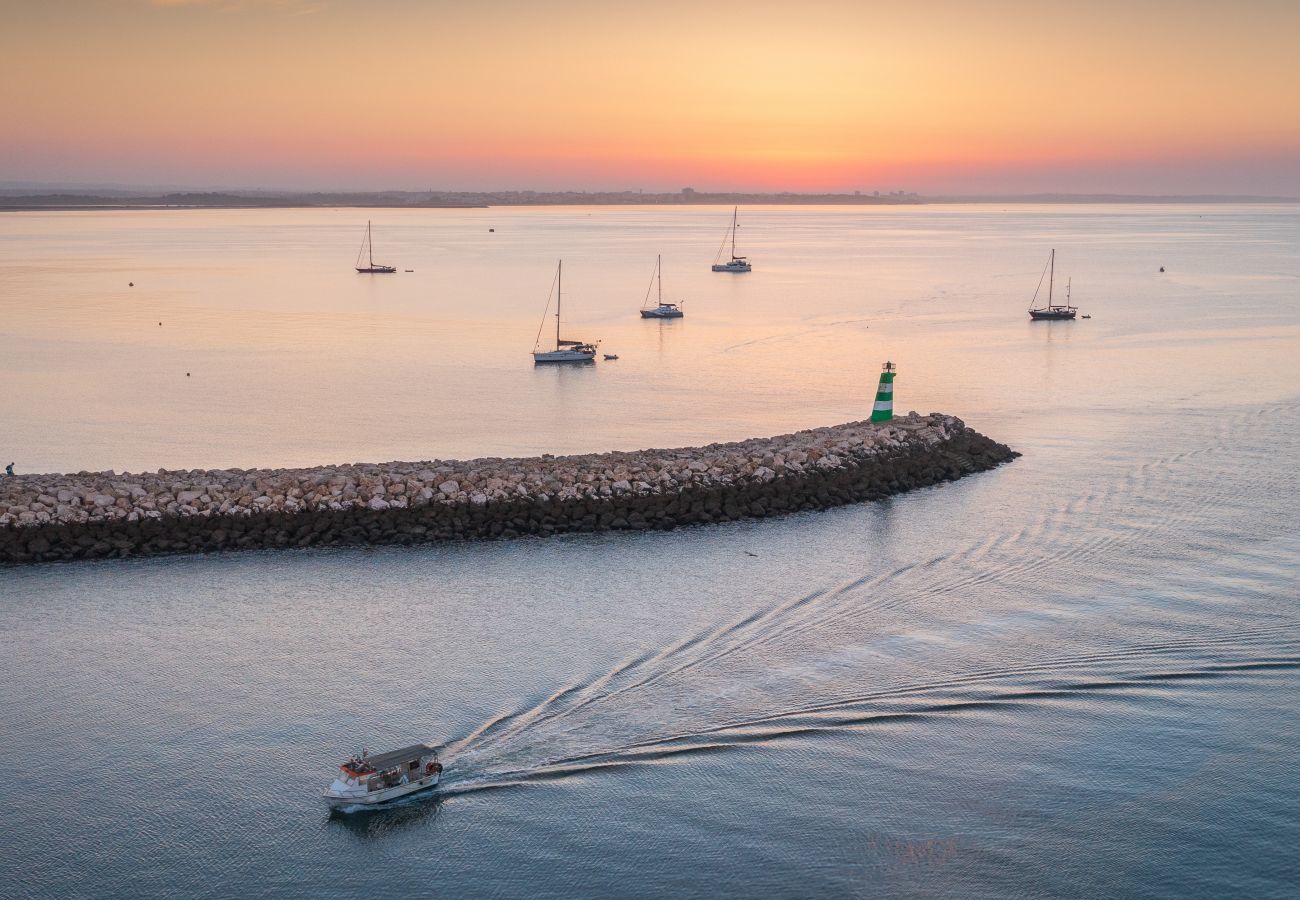 Barcos no mar ao pôr do sol