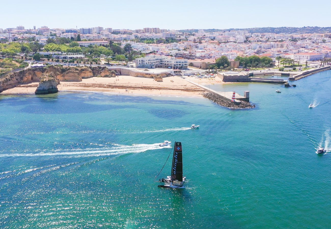 Vista áerea da cidade e praias