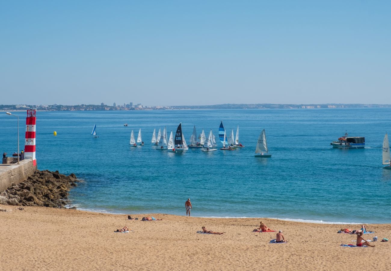  Vista da praia e dos barcos à vela