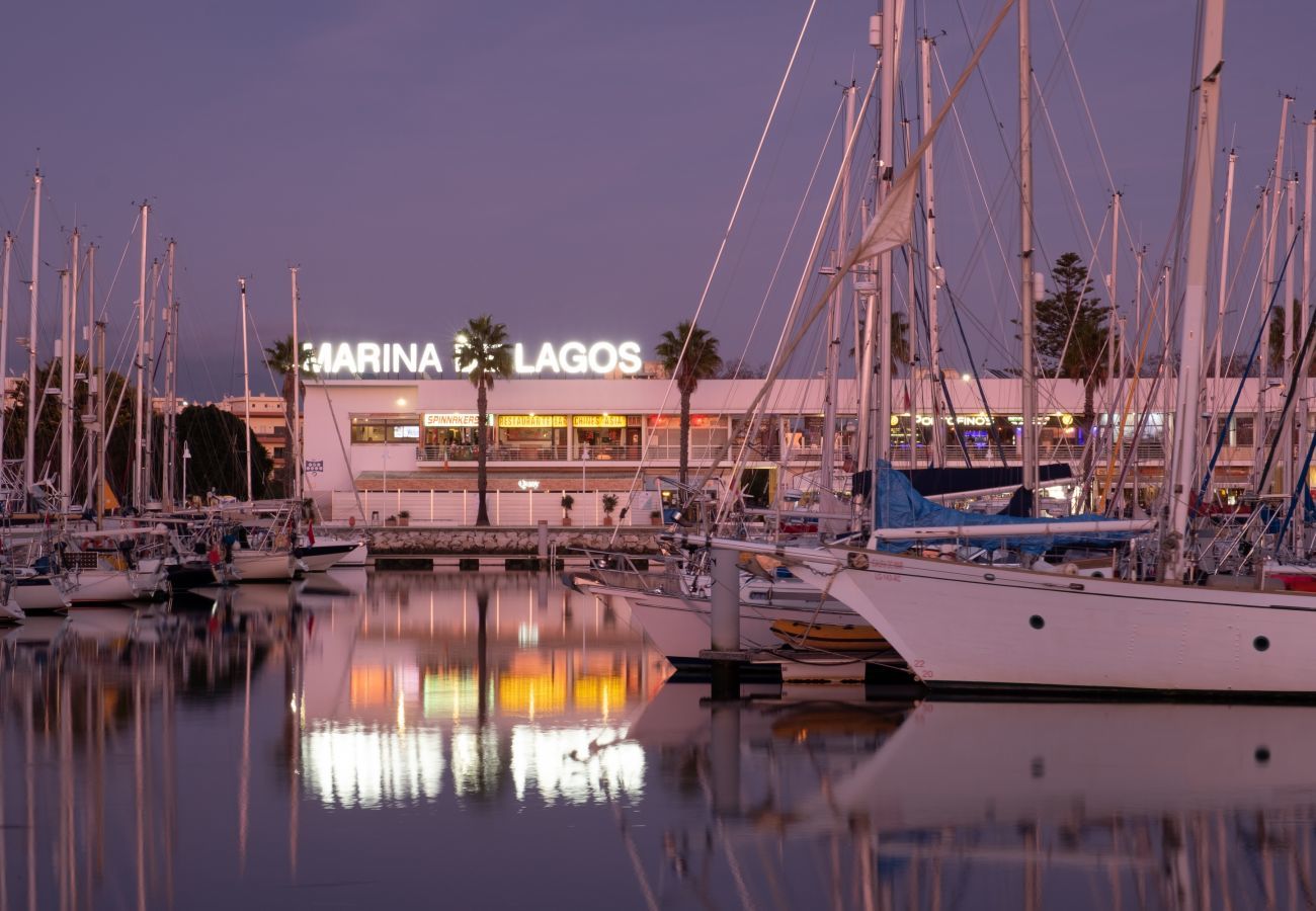  Marina de Lagos à noite