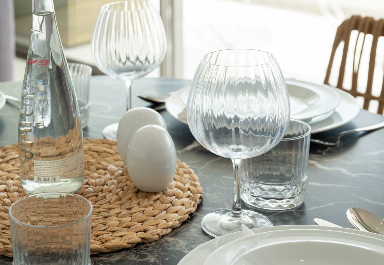 Mesa de Jantar com pratos e copos