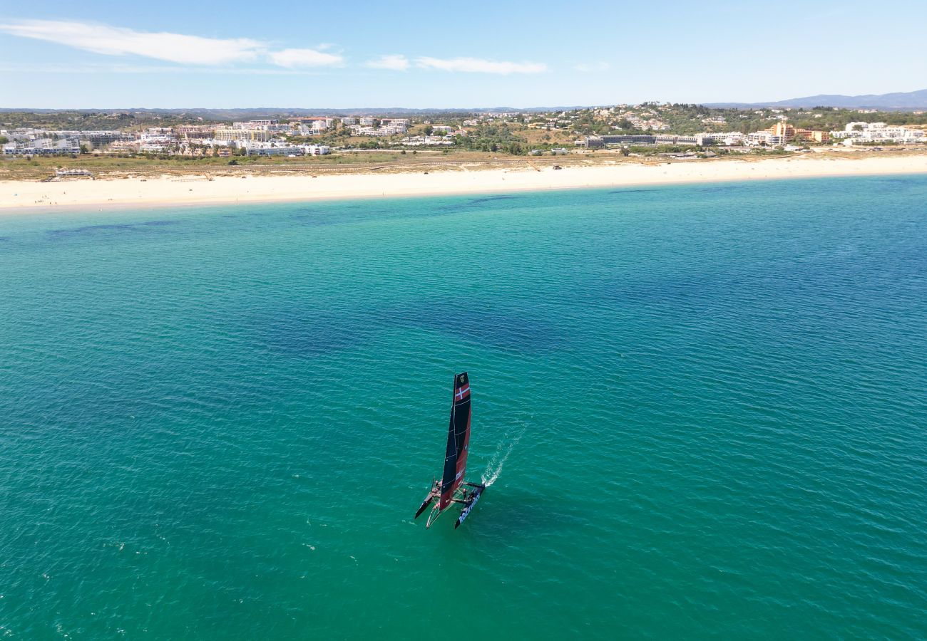 Barco à vela no Mar