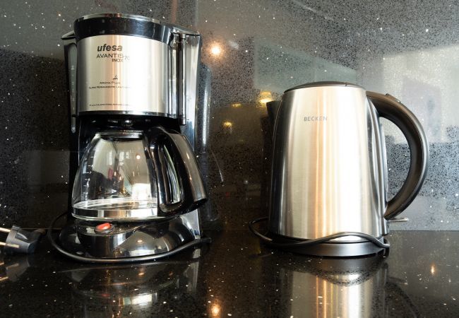 Filter coffee machine and kettle
