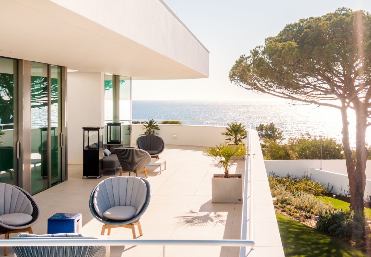 First floor terrace facing the ocean