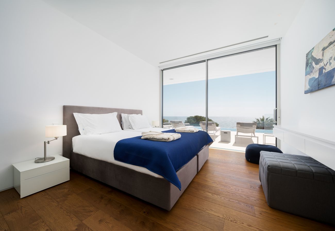 Bedroom with sea view