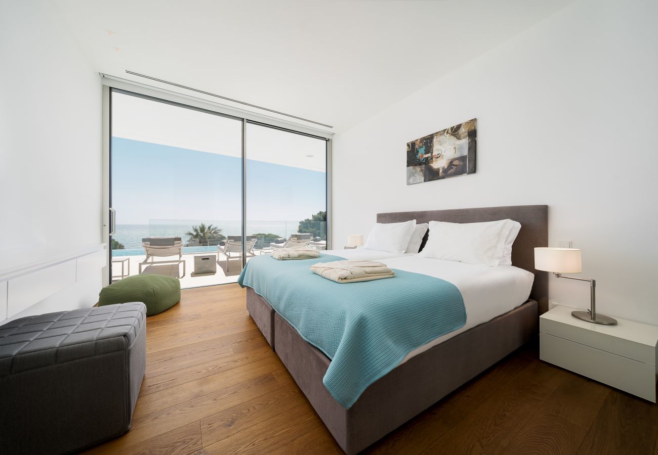 Bedroom with sea view