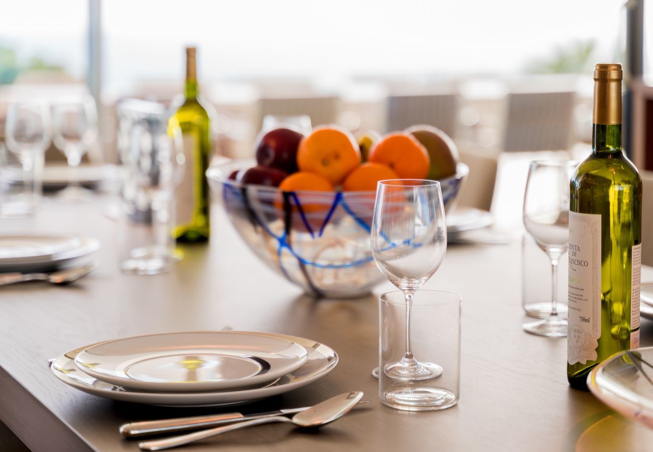 Details of the dining table