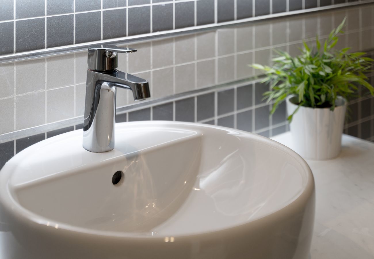 Bathroom sink
