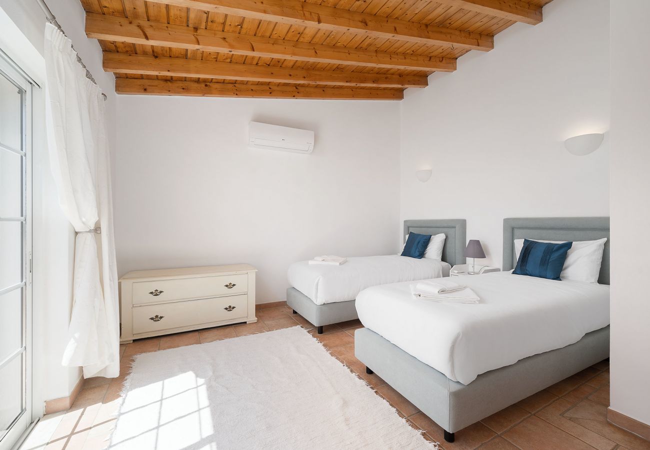 Twin bedroom