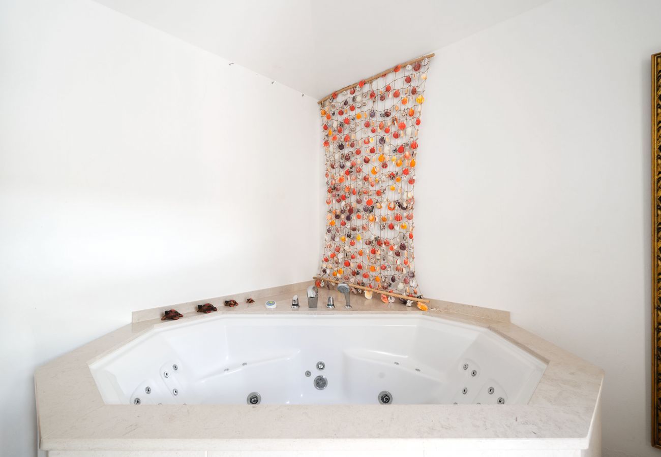 Hydro massage tub