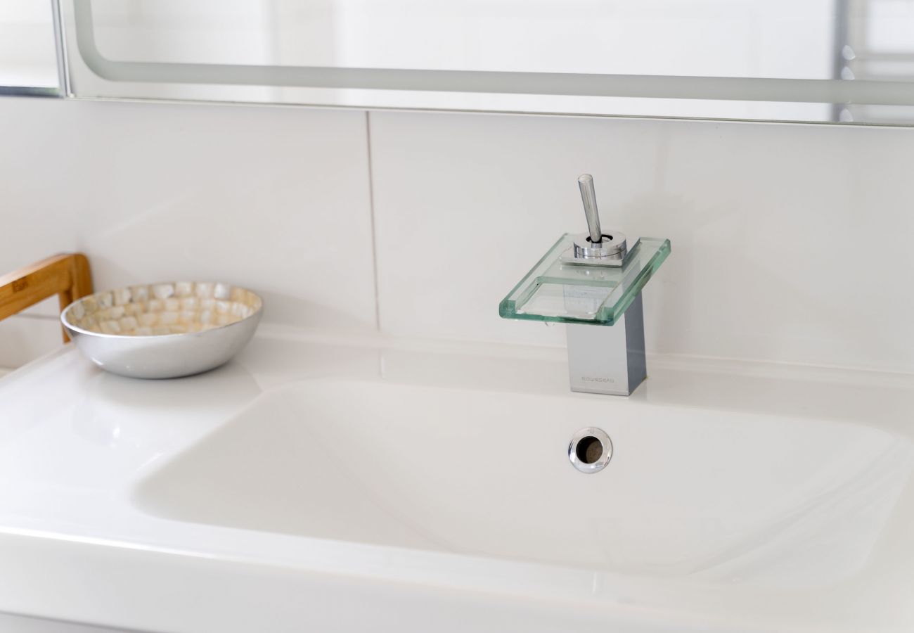Bathroom sink