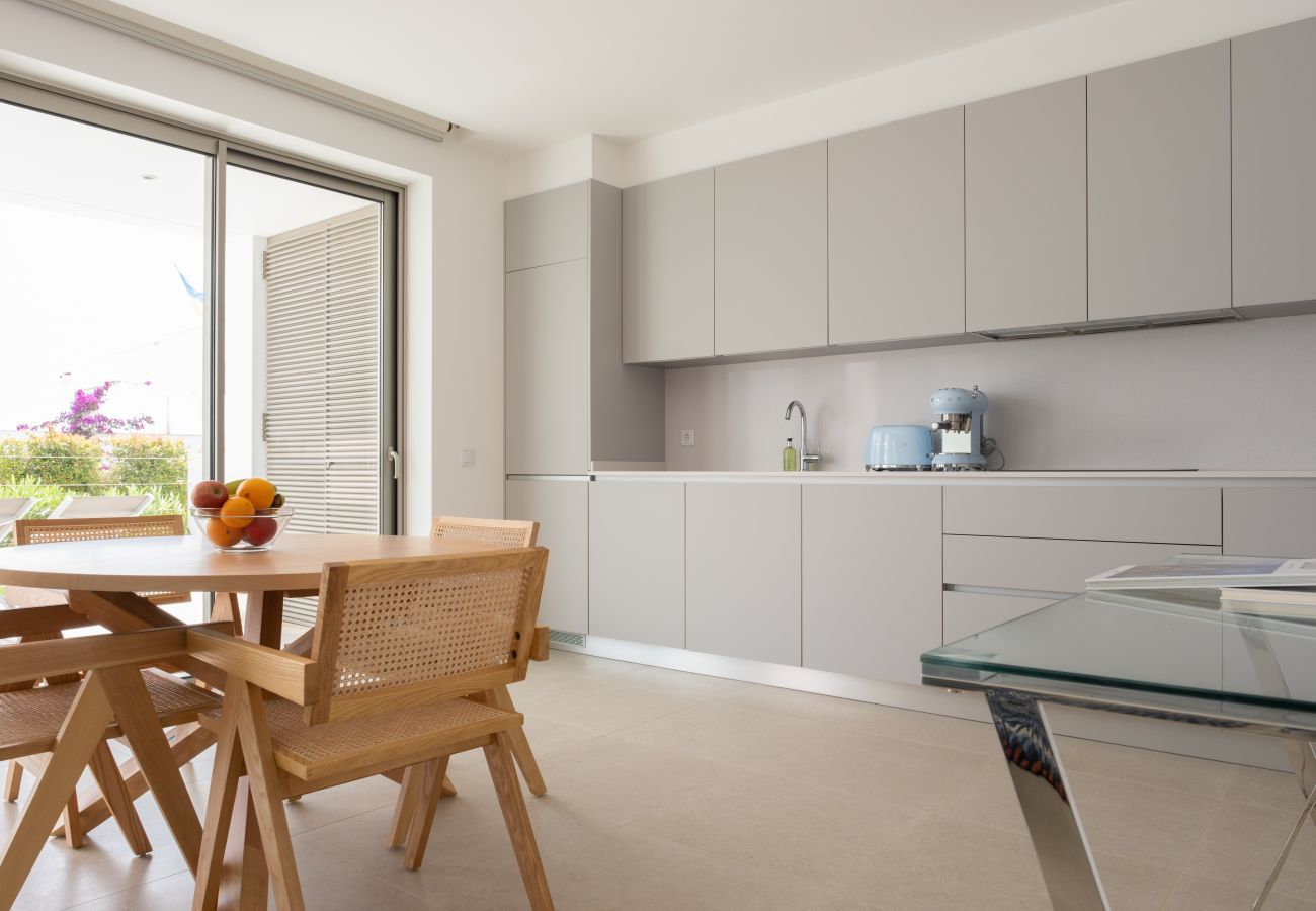 Kitchen and dining table